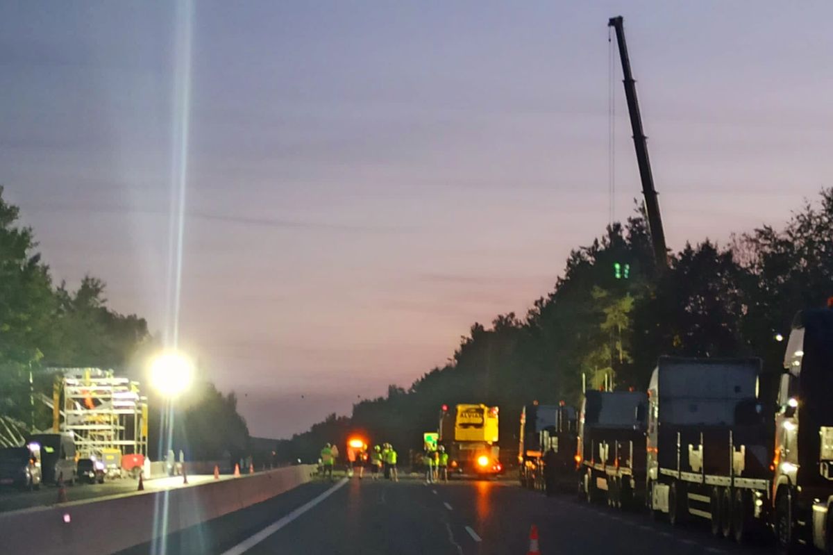 Silničáři uzavřeli dálnici D10 u Mnichova Hradiště kvůli instalaci lávky