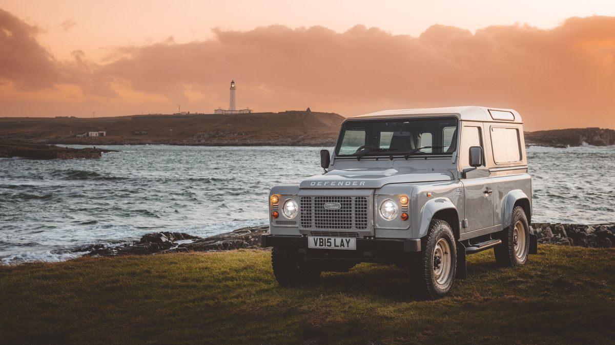 Klasický Land Rover Defender znovu ožil v limitované edici oslavující nejen skotskou whisky
