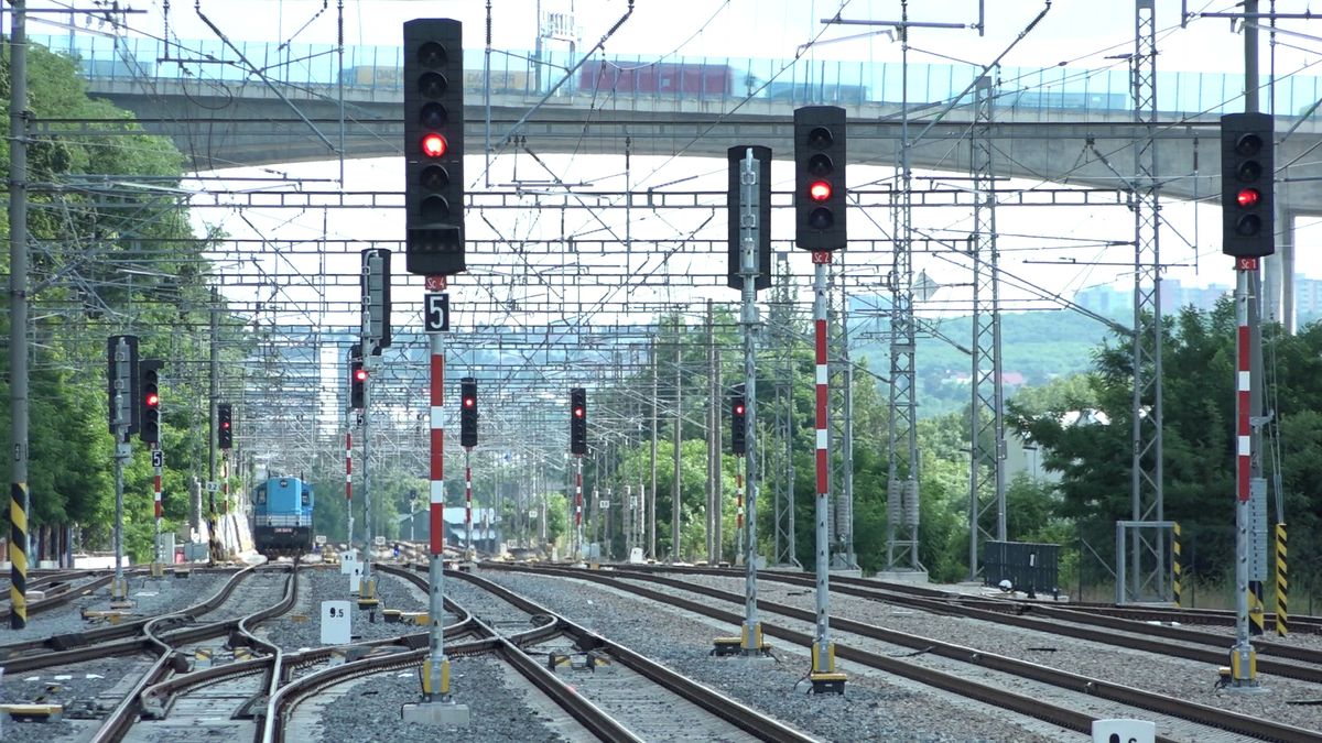 Poškozené trakční vedení ve stanici Praha-Smíchov komplikuje dopravu. Několik vlaků nevyjelo
