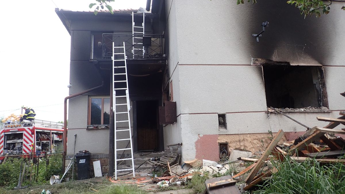 Jeden člověk zemřel a další je zraněný po nočním požáru domu na Berounsku