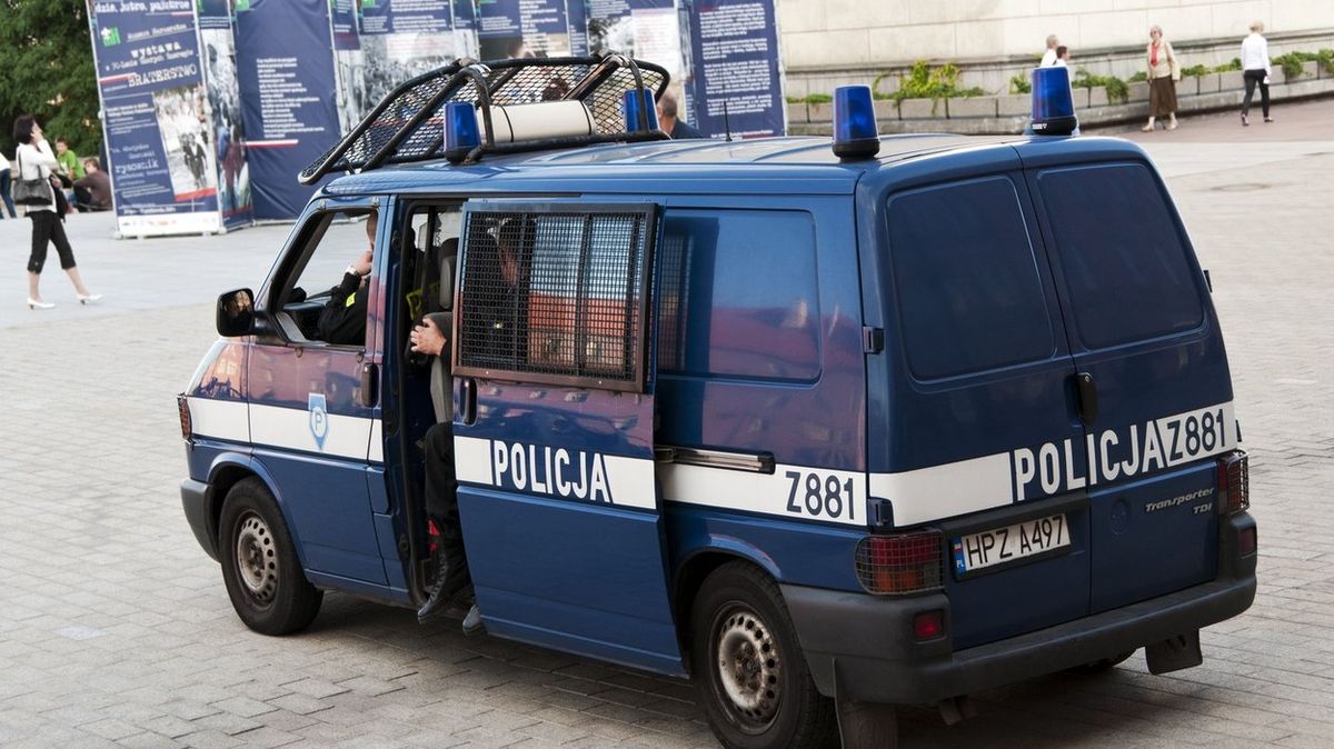 Policista v Polsku vjel i přes červené světlo na přejezd. Auto uvěznily závory