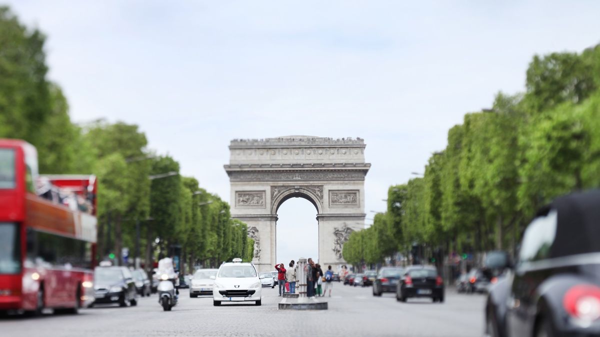 Paříž si došlápne na majitele SUV, budou platit vyšší poplatky za parkování