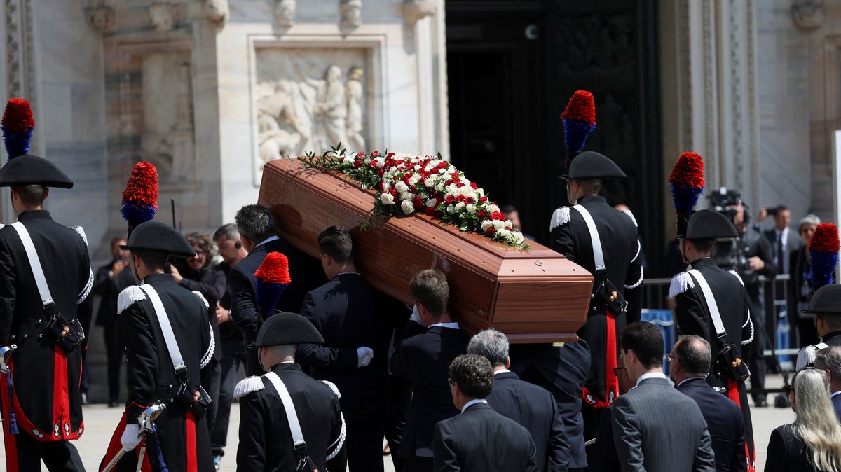 V milánské katedrále se konal pohřeb Silvia Berlusconiho