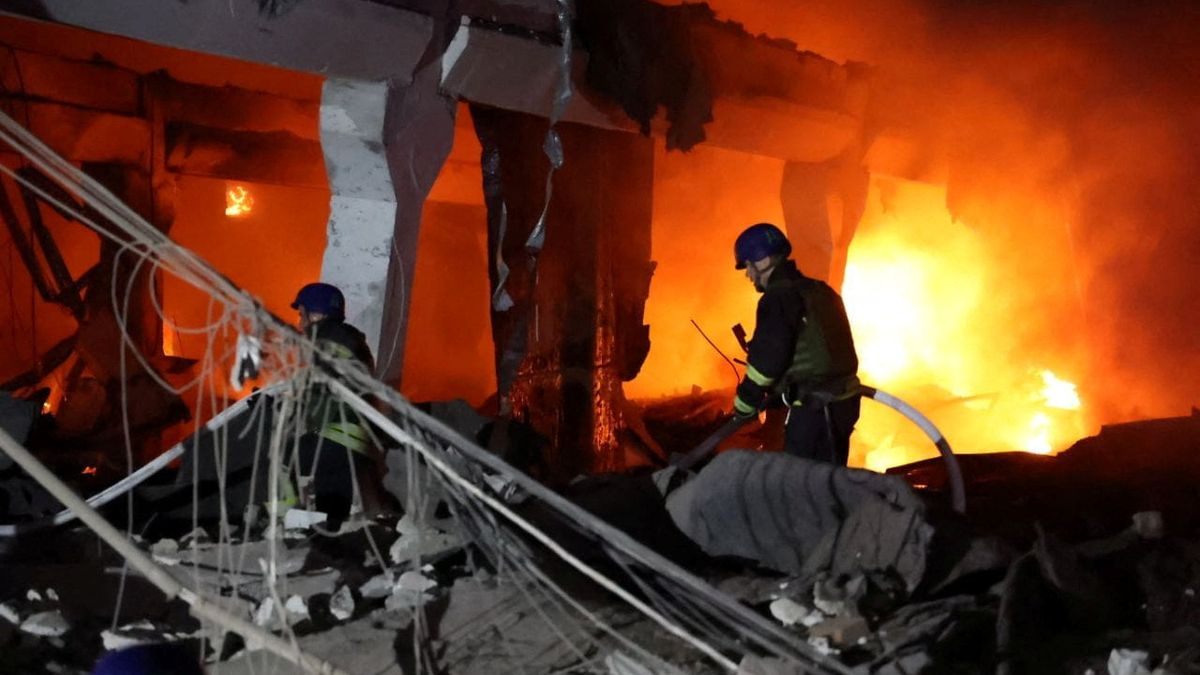 Na centrum Dnipra dopadly rakety, Rusové zasáhli i budovu tajné služby