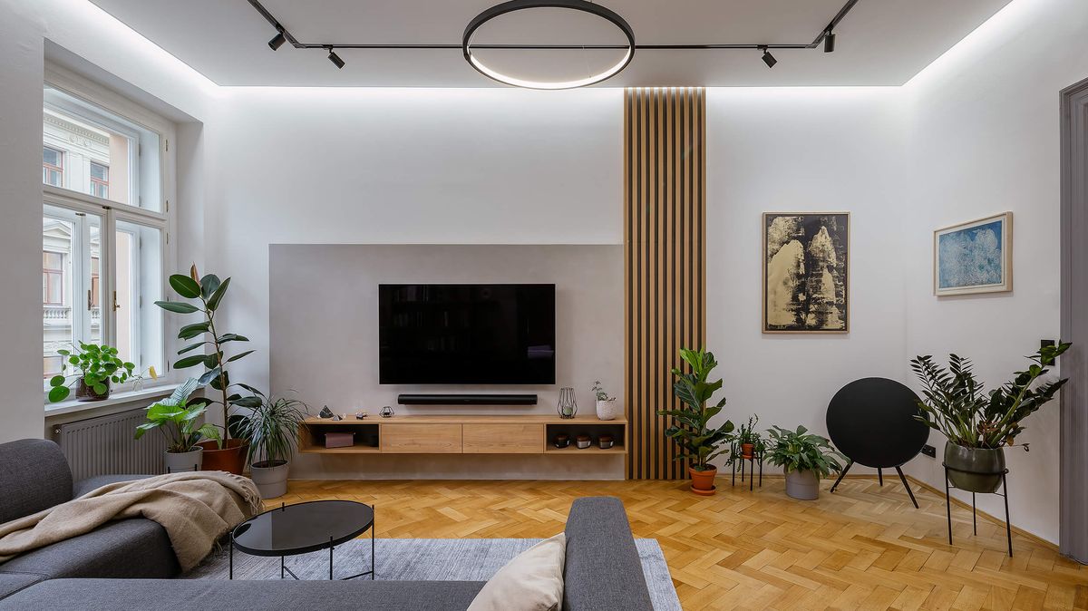 Chytrý byt pro mladou rodinu na Vinohradech propojuje elegantní kombinace šedé, černé a dřeva