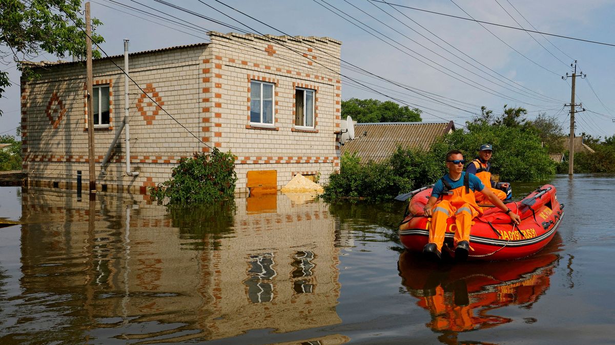 Rusové uzavřeli zatopené město na Dněpru. Chtějí zakrýt počet obětí, tvrdí dobrovolníci