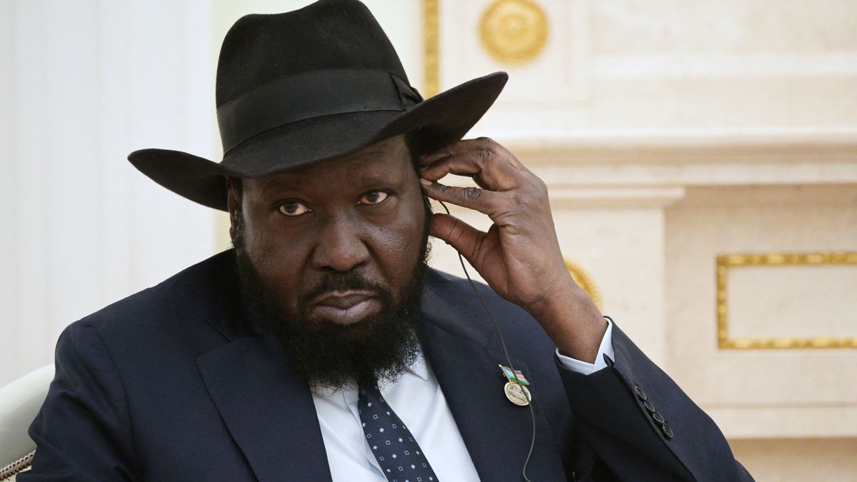Prezident Jižního Súdánu na setkání s Putinem bojoval se sluchátkem