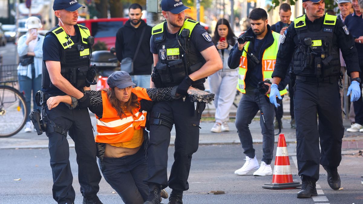 Klimatičtí extremisté udeřili v Berlíně na 23 místech. Policie je do dvou hodin rozehnala