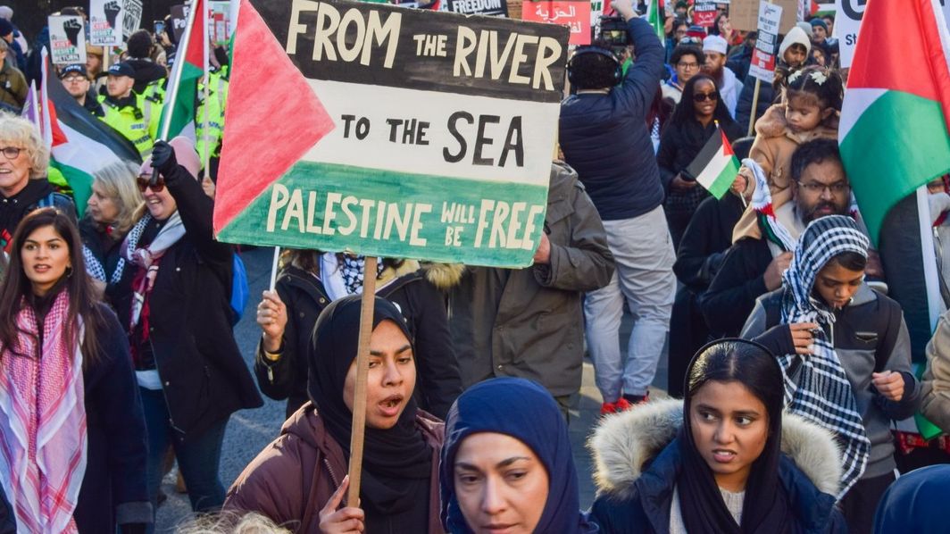 Palestinský slogan „Od řeky až k moři“ může být trestný, upozornil nejvyšší žalobce