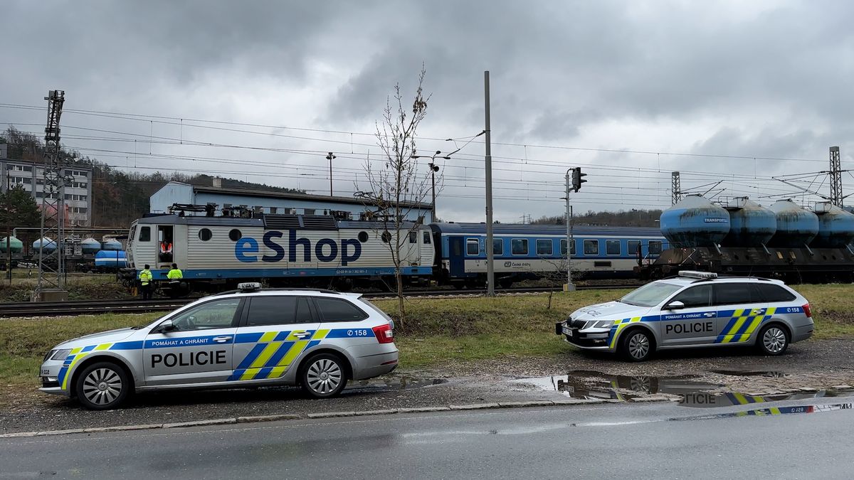 Zabezpečovací zařízení vlaků v Praze někdo prostřílel, policie má podezřelého