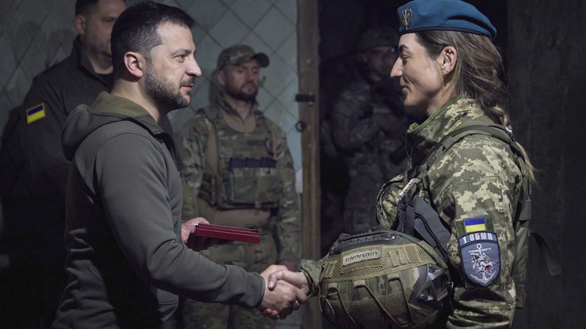 Zelenskyj navštívil vojáky na frontě v Doněcké oblasti