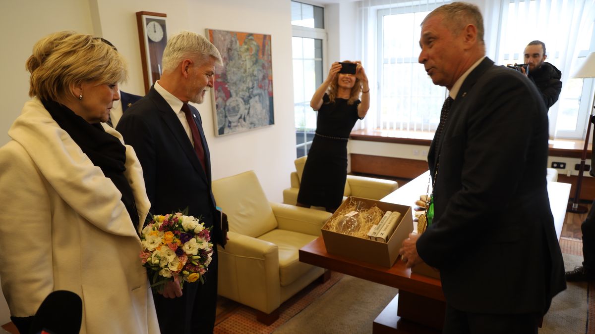 Prezident dorazil do Ostravy. Přivítal ho „rebel“ Vondrák a potká se i s Macurou
