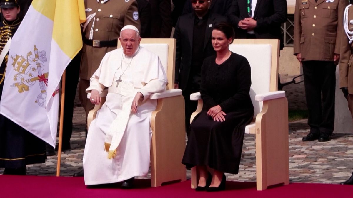 Papež František křižuje Budapešť v malém fiatu