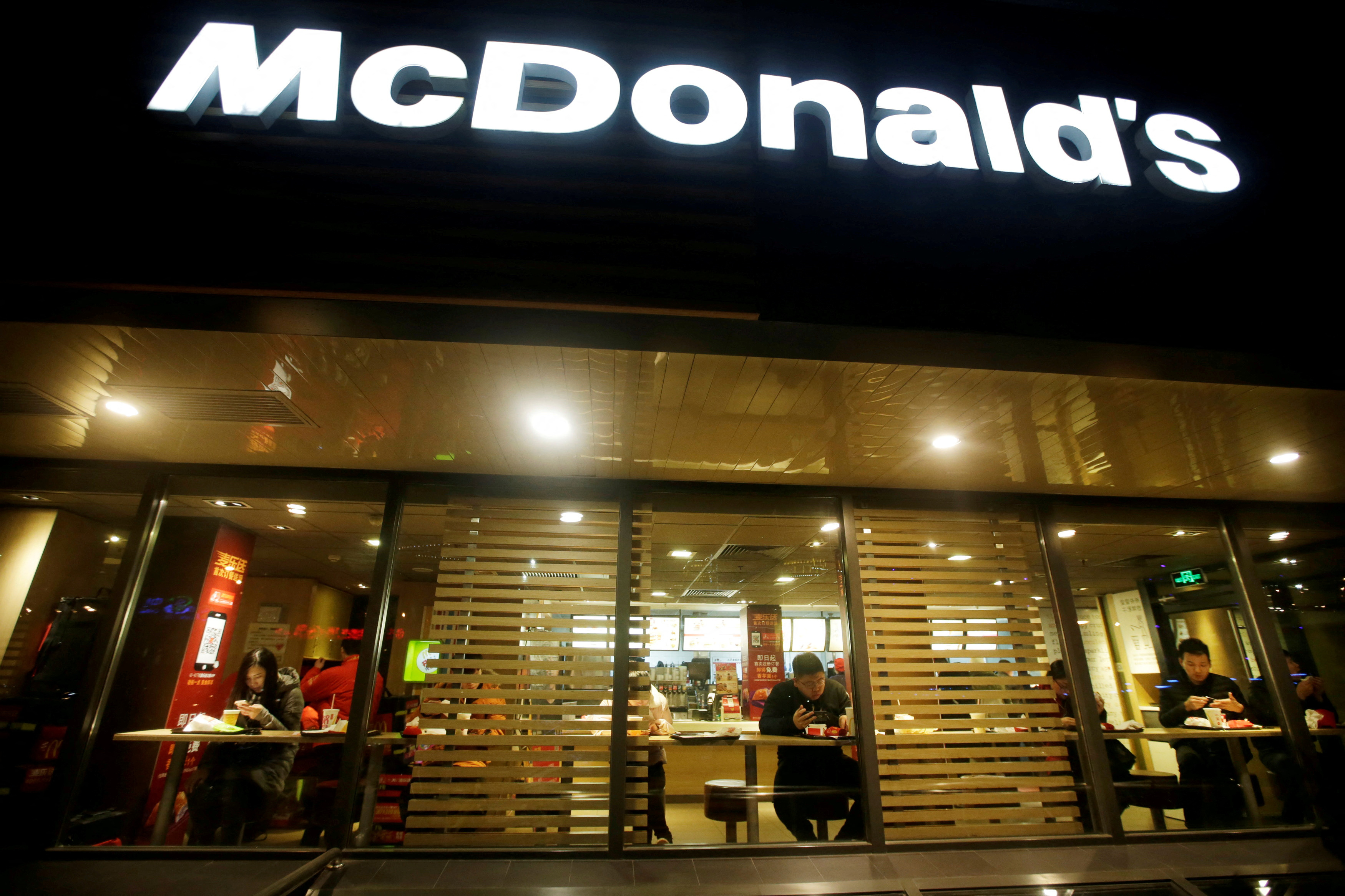 Do poslední hranolky. McDonald’s čelí žalobě kvůli cenám doporučeným AI