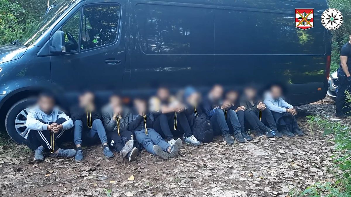 Převaděč s 27 migranty v dodávce ujížděl policii na Hodonínsku