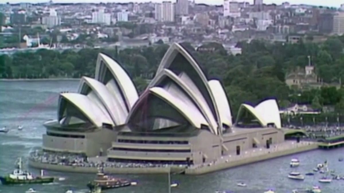 Opera v Sydney slaví výročí. Nádherná bílá labuť si nakasala svá křídla před 50 lety