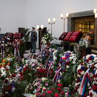  Pietní místo, kam lidé mohli přinést po obřadu věnce a květiny 