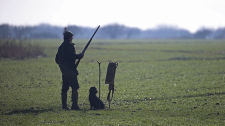 Myslivec na Tachovsku střílel na zvíře a trefil hledače pokladů 