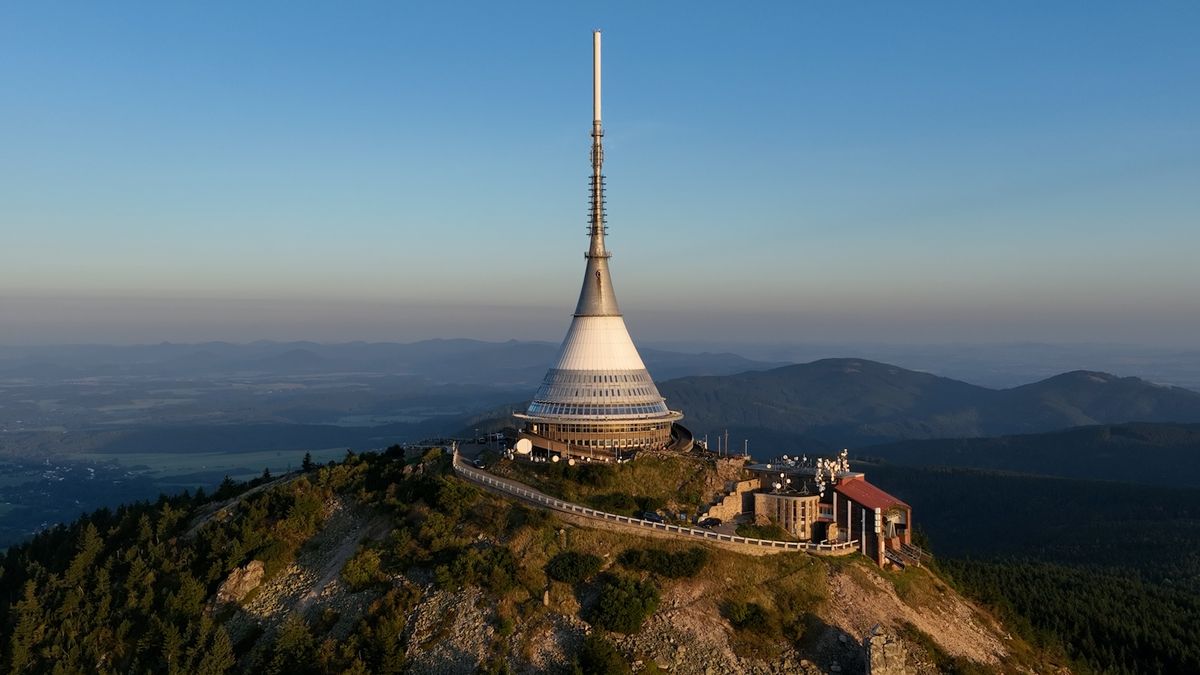 Liberecký kraj chce koupit ikonickou budovu hotelu a vysílače na Ještědu