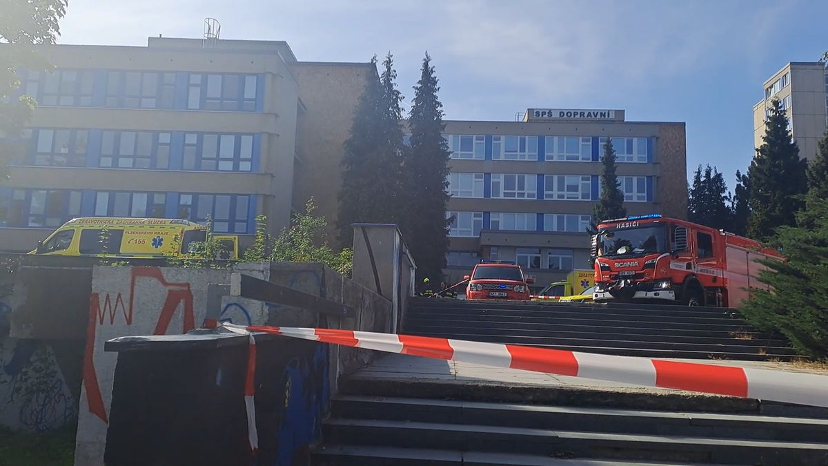 Hasiči ve škole v Plzni příčinu kolapsu studentek nezjistili. Ošetřeno bylo 60 osob
