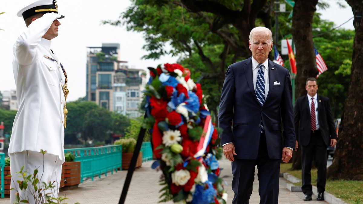 Chybí mi, svěřil se Biden u památníku McCaina