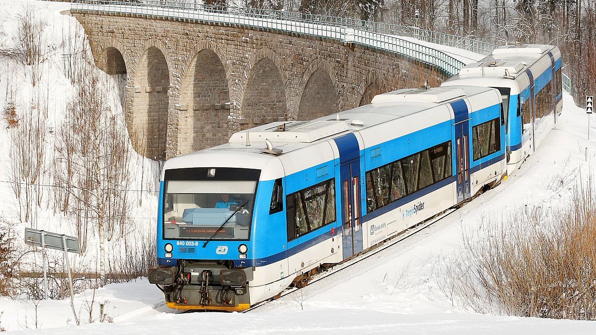 Trať mezi Prahou a Českými Budějovicemi stojí. Správa železnic zjišťuje, co poškodilo vlaky