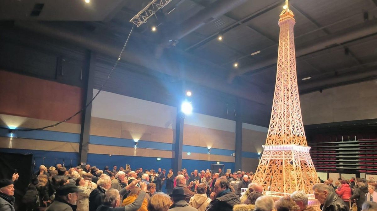 Les Français ont construit une tour Eiffel géante à partir d’allumettes, mais le record n’est pas reconnu