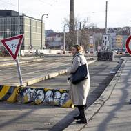 Čidla na mostě zaznamenala posun konstrukce a pracovníci následně našli prasklinu na jednom z mostních oblouků