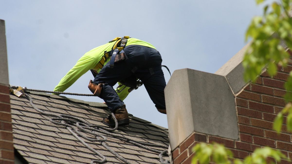 Falešní řemeslníci od lidí na opravy střech vylákali přes 2 miliony