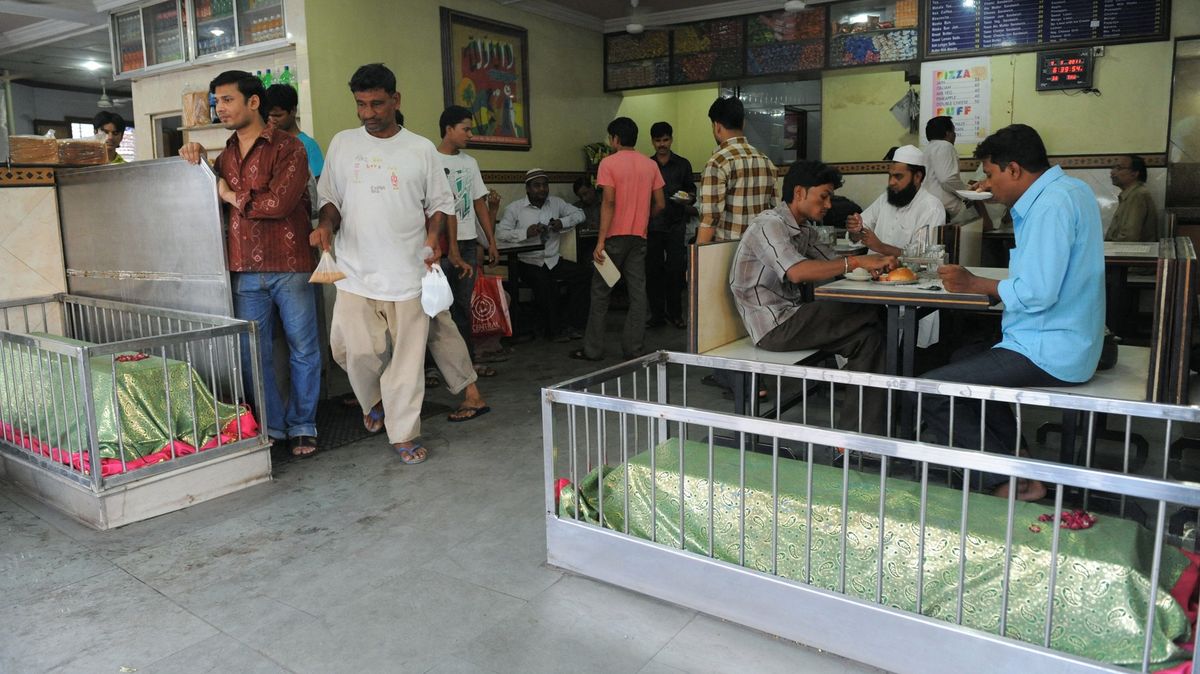 V indické restauraci sedí hosté mezi skutečnými hroby