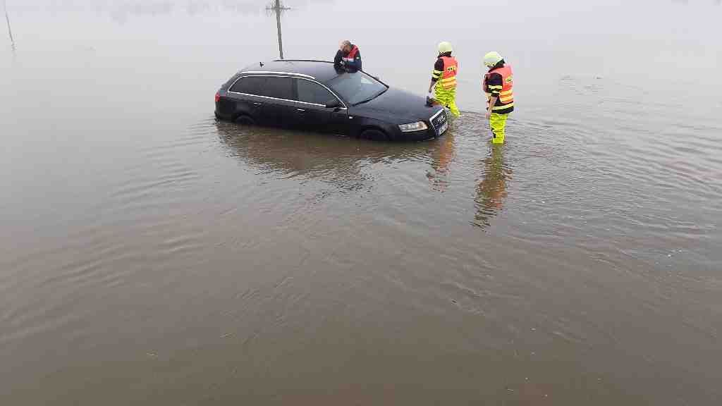 Řidič riskoval a utopil auto, z vody mu ho museli vytáhnout hasiči