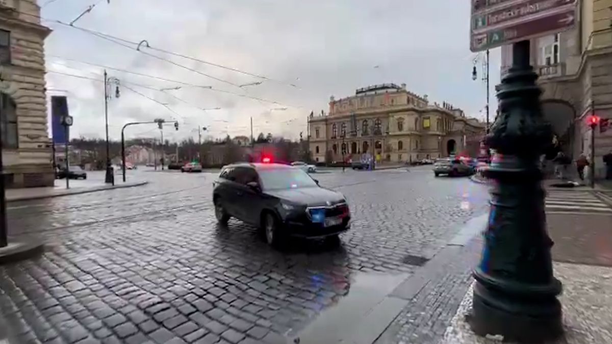 Nevycházejte, vyzvala policie lidi z okolí Palachova náměstí