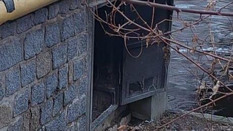 Předstírali, že uhořel. Policie obvinila tři muže za umlácení squatera v Českém Krumlově