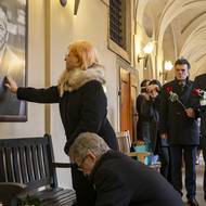 Vdova Věra Kuberová a Miloš Vystrčil u lavičky Jaroslava Kubery