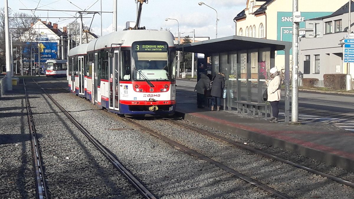 Jezdil v Olomouci mezi vozy tramvaje a spadl. Jeho totožnost potvrdil až test DNA