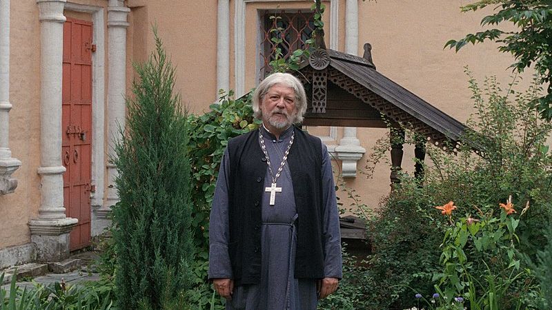 Ruský kněz skončil. Nechtěl se modlit za vítězství vojáků, ale za mír