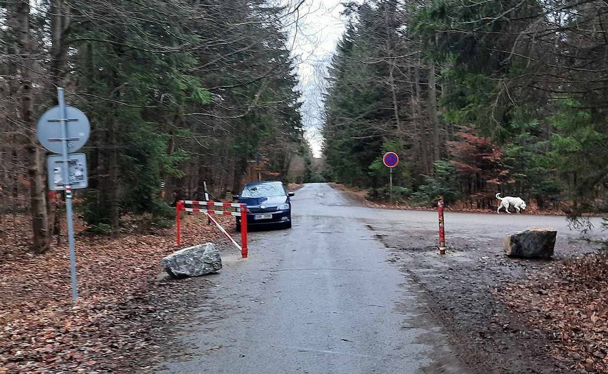 Vjezd bude uzavřen závorou u parkoviště a zamezen balvany.