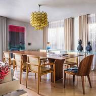 Designér zvolil pro byt kombinaci cementové stěrky a podlah ze dřeva brazilského dubu 