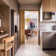 Kuchyň je od obývacího pokoje s jídelní zónou oddělena posuvnými dveřmi