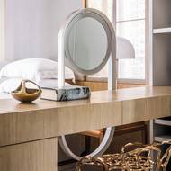 Stolek doplňuje designová židle připomínající roztavené zlato