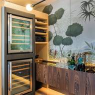 Do boku kuchyňského boxu jsou pohotově vložené vinotéky