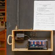 Originální hodiny z ruské jaderné ponorky Honza dostal jako dárek.