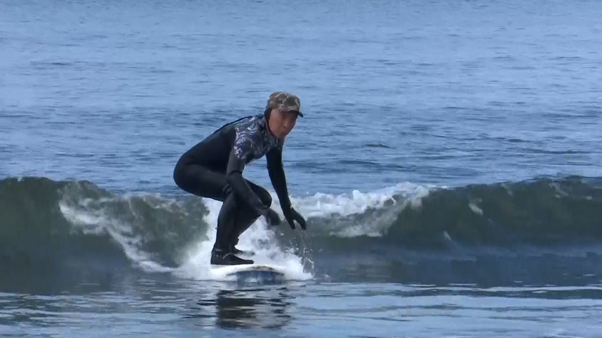 Nikdy není pozdě. Japonec je v 89 letech nejstarším surfařem světa