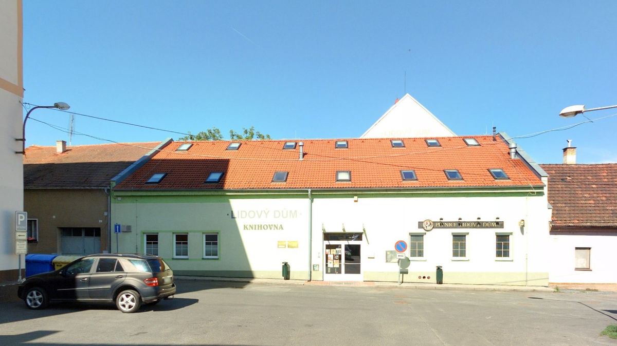 Rvačku před kulturákem u Plzně utnul nůž, těžce zraněný muž skončil v nemocnici
