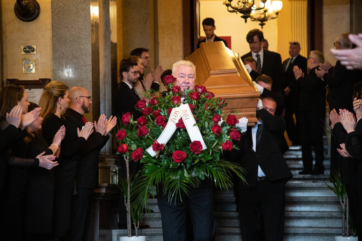 Soňa Červená zemřela pokojně v neděli 7. května 2023 v Praze.