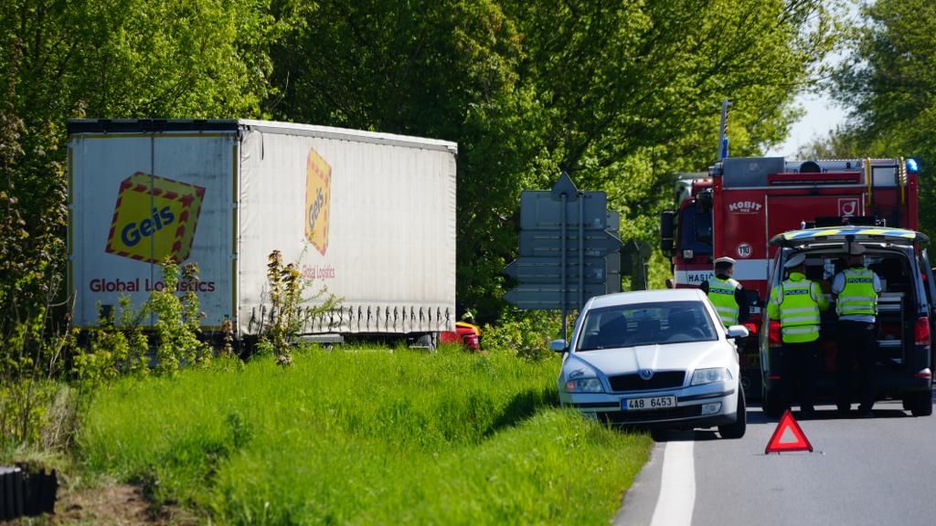 Řidička nákladního auta nedala na Mělnicku přednost. Šofér osobního auta zemřel