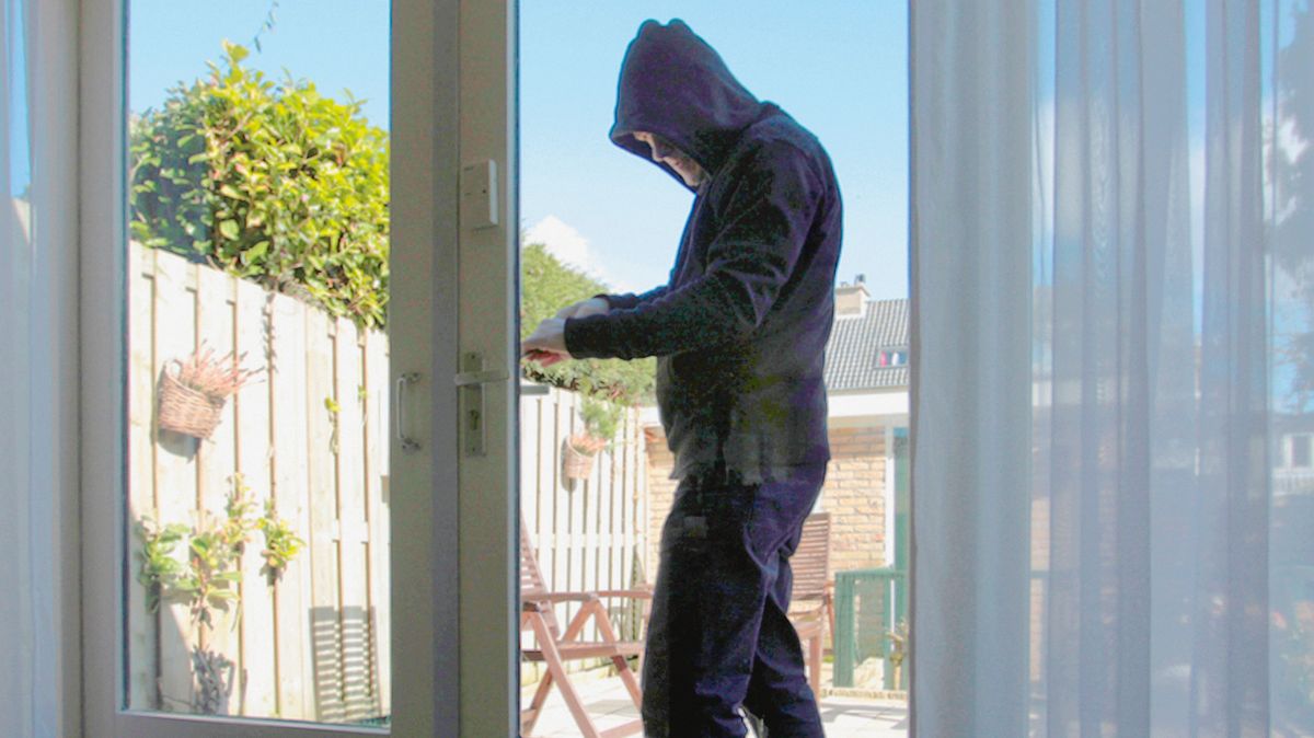 Při vloupání v Brně zmizely šperky a elektronika. „Dělejte, že nejste na dovolené,“ radí policie