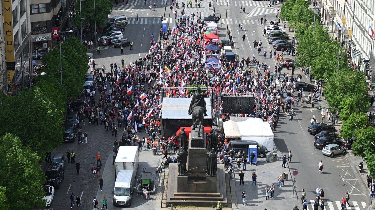 Vrabel a spol. protestovali na Václavském náměstí. Přišly stovky lidí