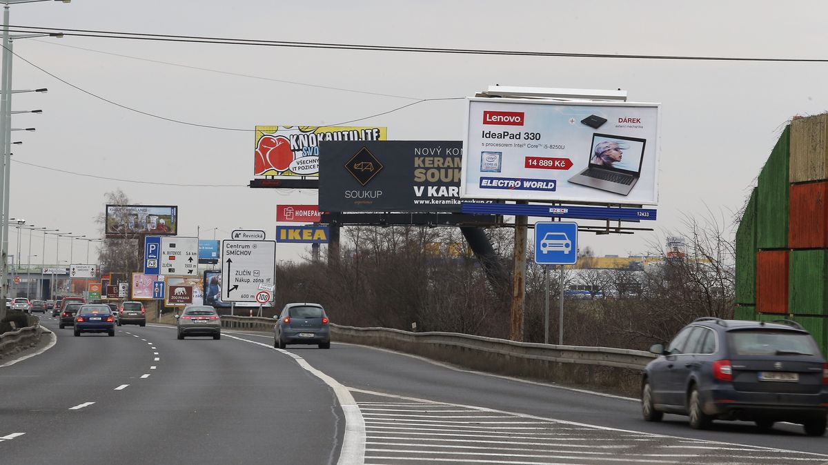 Nelegální billboardy mají mizet rychleji