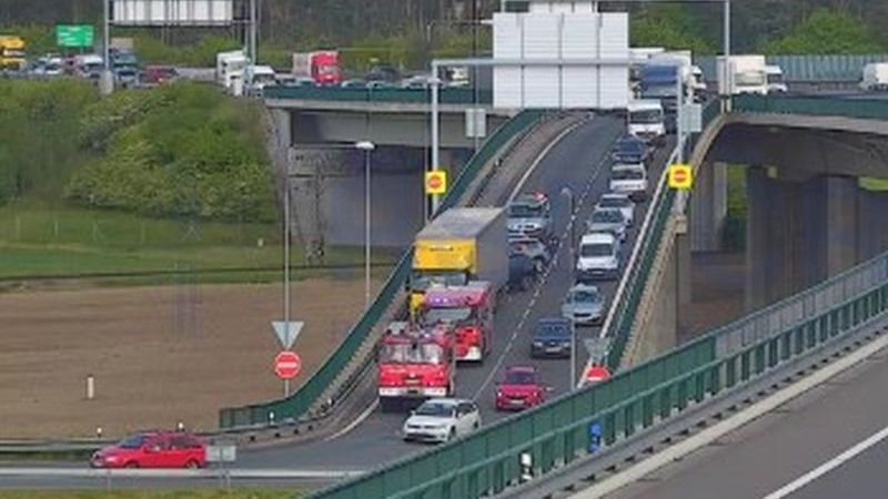 Nehoda tří vozidel zablokovala dálnici D35 na Pardubicku